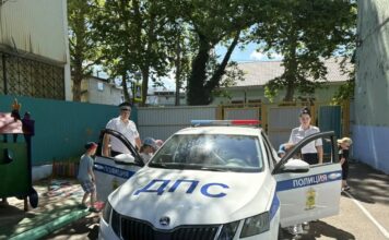 В Туапсе автоинспекторы провели занятия в детском саду