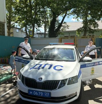 В Туапсе автоинспекторы провели занятия в детском саду